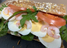 Sandwich med æg og rejer 